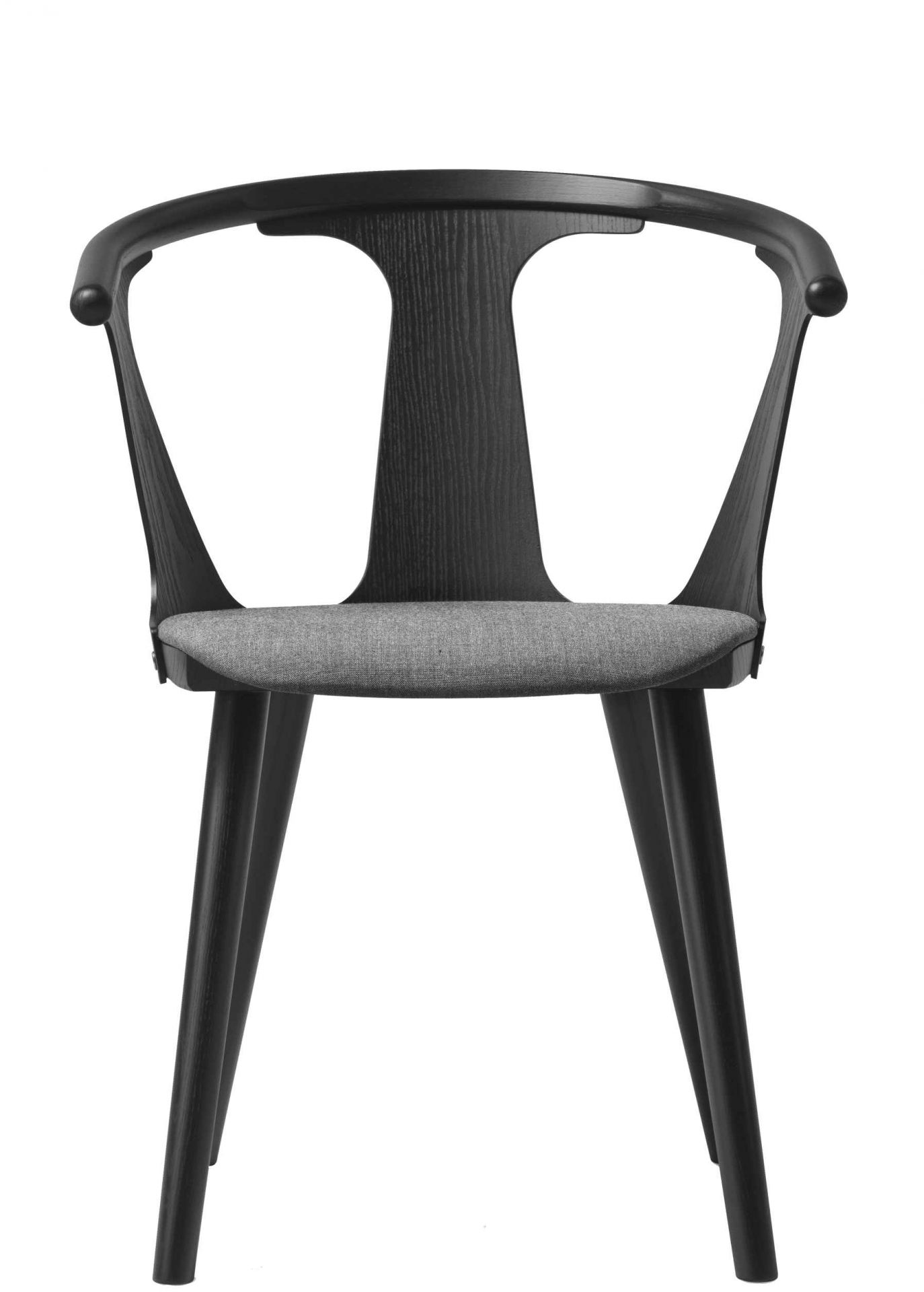 AndTradition In Between Armchair SK2: Schwarzer Holzstuhl mit grauem Sitzpolster. Designstuhl für Esszimmer.